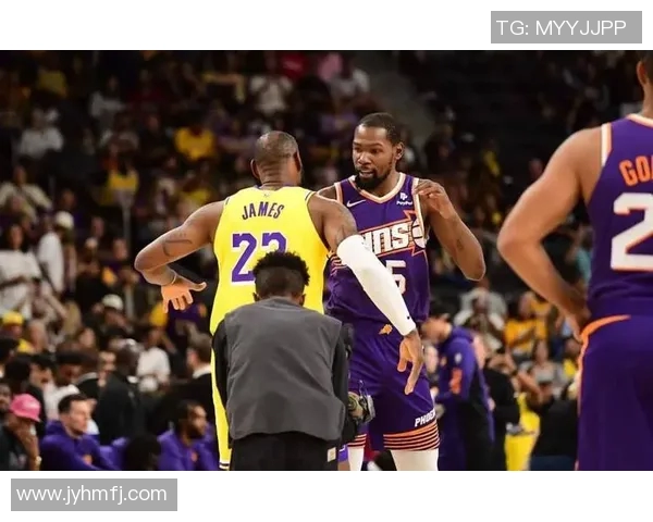 洛杉矶湖人队与迈阿密热火的激烈对决引发球迷热议与期待