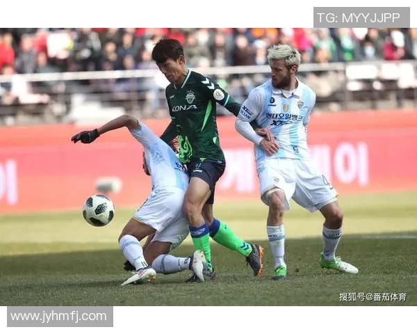 布里斯班与蔚山时代的激烈对决展现足球魅力与战术智慧的巅峰较量