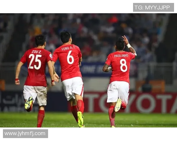 恒大与香港东方的球迷激情对决展现足球魅力与团结精神